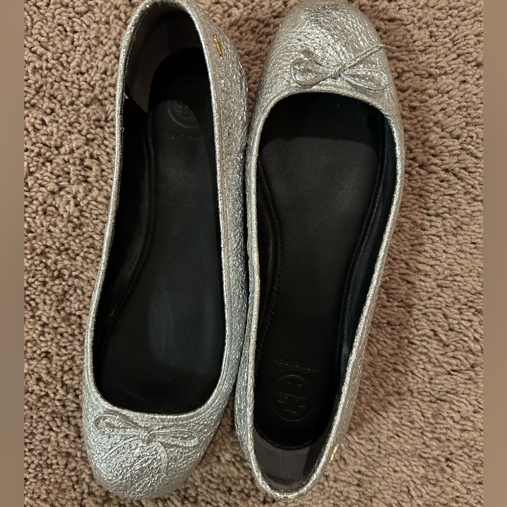 EUC Tory Burch Silver Flats. Size 7.5